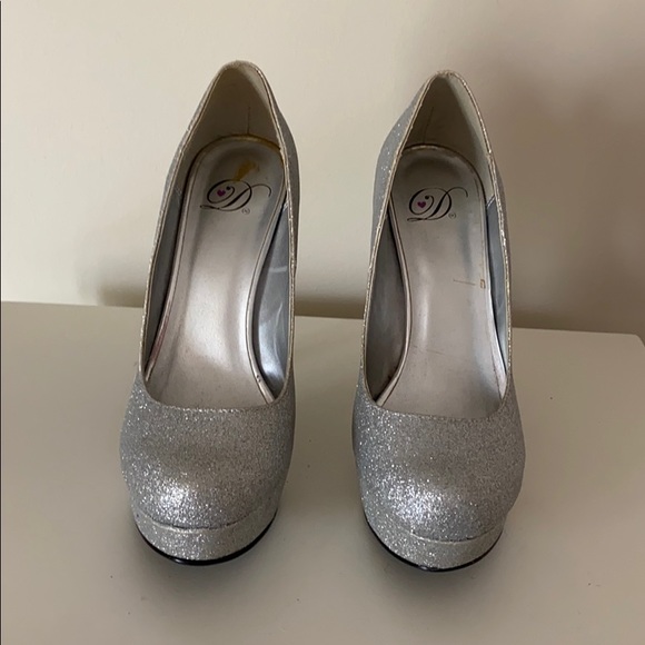 Shoes - Picture 1 of 4